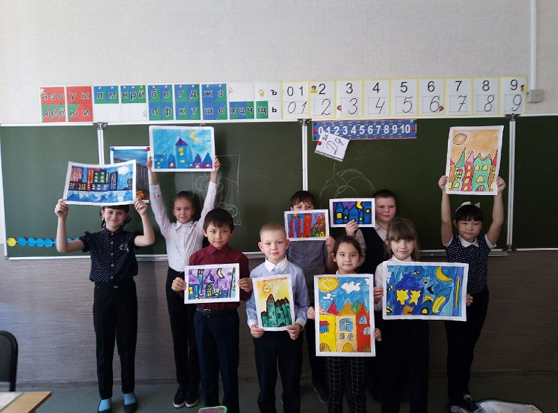 С нами делятся своим творчеством детское объединение "Веселые художники".